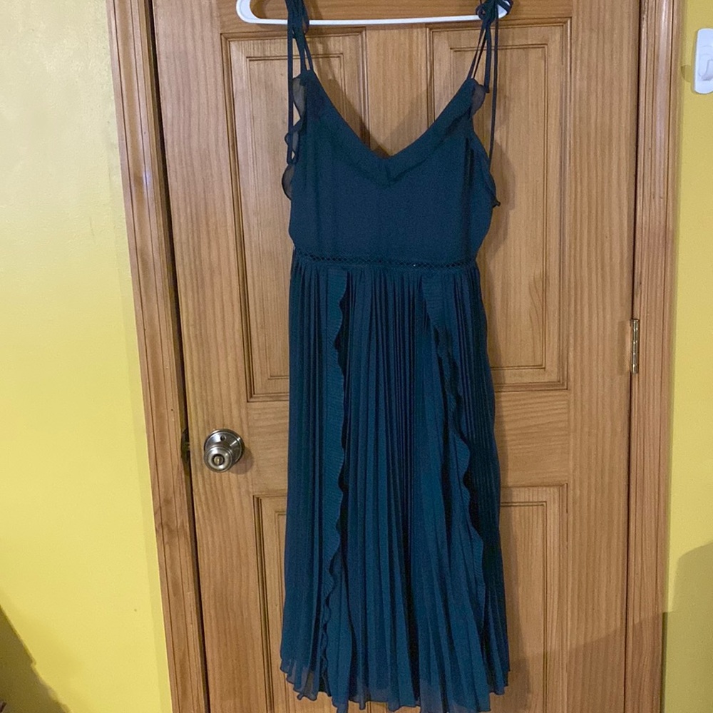 Lulus NWT Pleated Emerald Green MIDI dress Size Medium